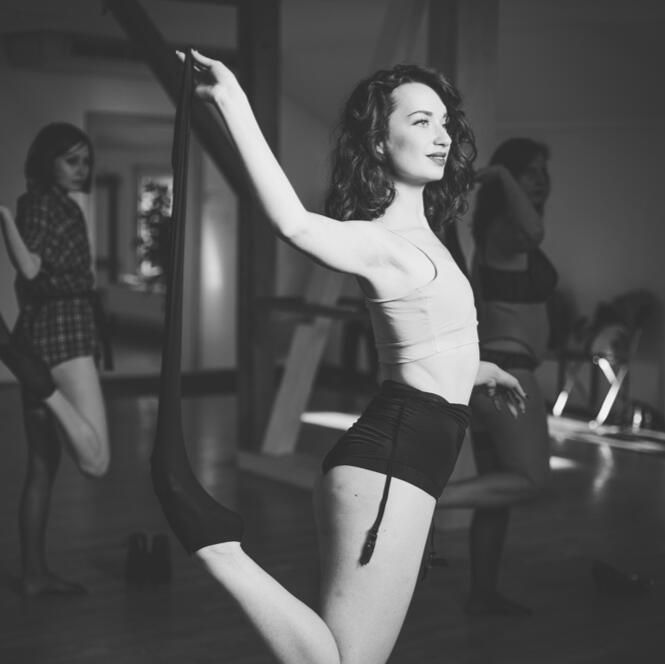 Untitled Zakladateľka a lektorka burlesque školy Hall of Tease pri predvádzaní choreografie
