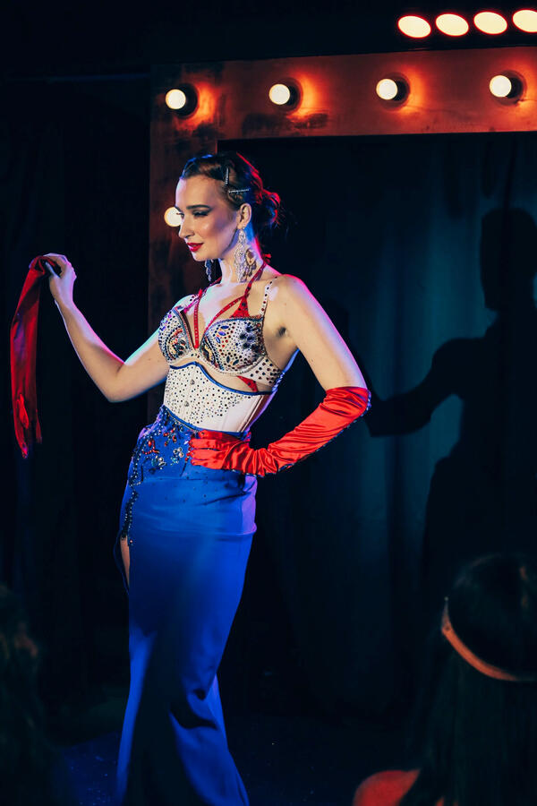 Untitled Vášnivý a sebavedomý prejav burlesque tanečnice Catrice Cat počas vystúpenia pred publikom.